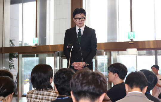 한동훈 법무부 장관이 18일 국회에서 본회의 출석을 위해 입장하던 중 기자들의 질문에 답하고 있다. 연합뉴스.